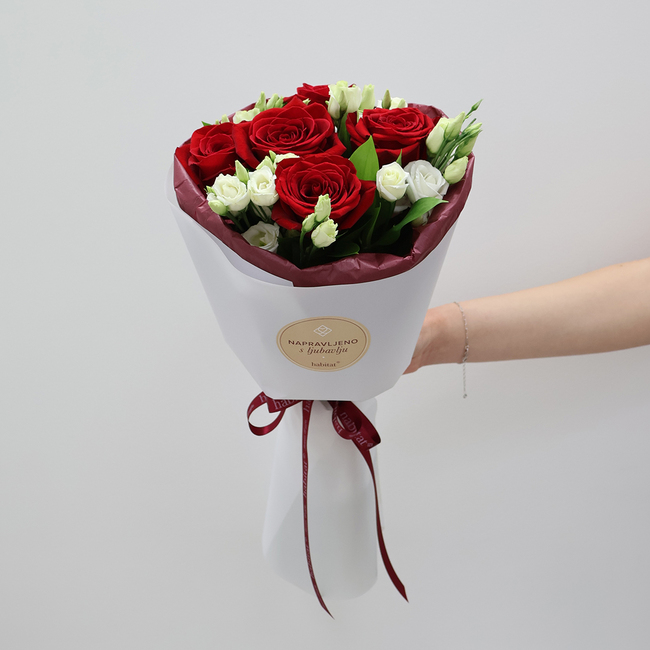 5 roses and 4 eustomas