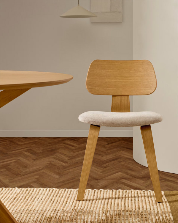 GENA stolica, bež šenilu s hrastovim furnirom i okvirom od gumenog drva