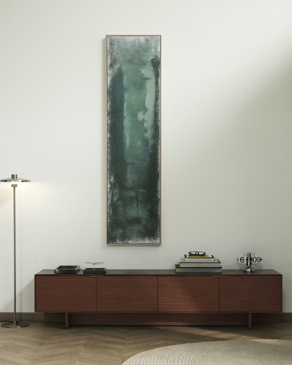 NORLEN TV komoda sa 4 vrata u orahovom furniru, FSC Mix Credit sertifikovana. Dimenzije 200 x 46 cm.
