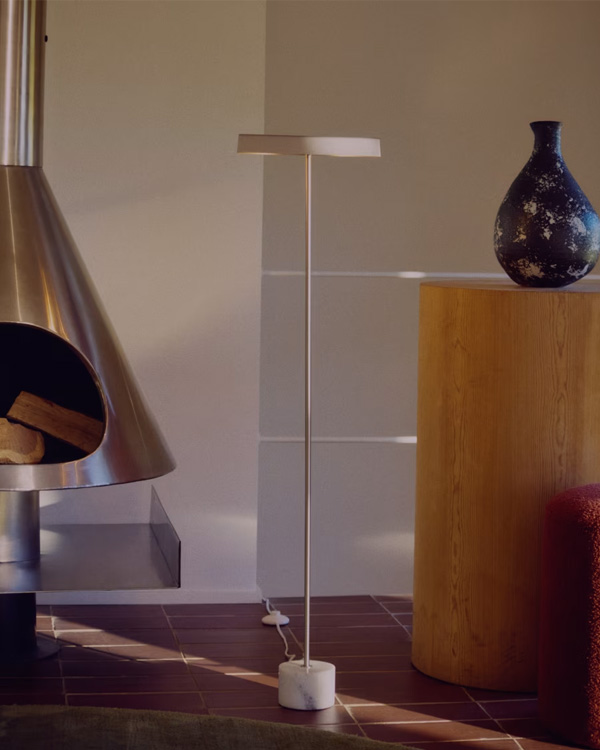 LYNOR podna lampa od brušenog čelika sa bazom od bijelog mermera