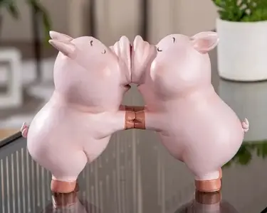 UKRASNA FIGURA PIG KISS GILDE L 9CM W 14CM H 20CM 59398
