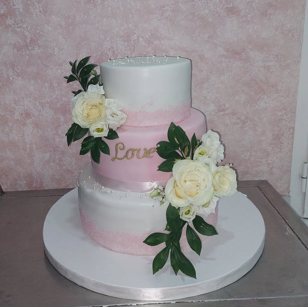 KLASIČNA SA RUŽAMA RAZNIM