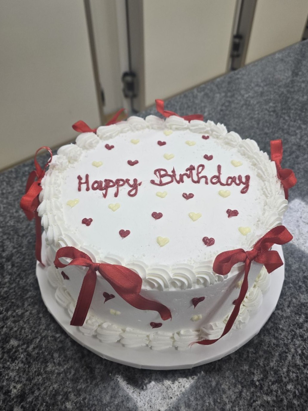 BIJELA SA CRVENIM MAŠNICAMA (30)