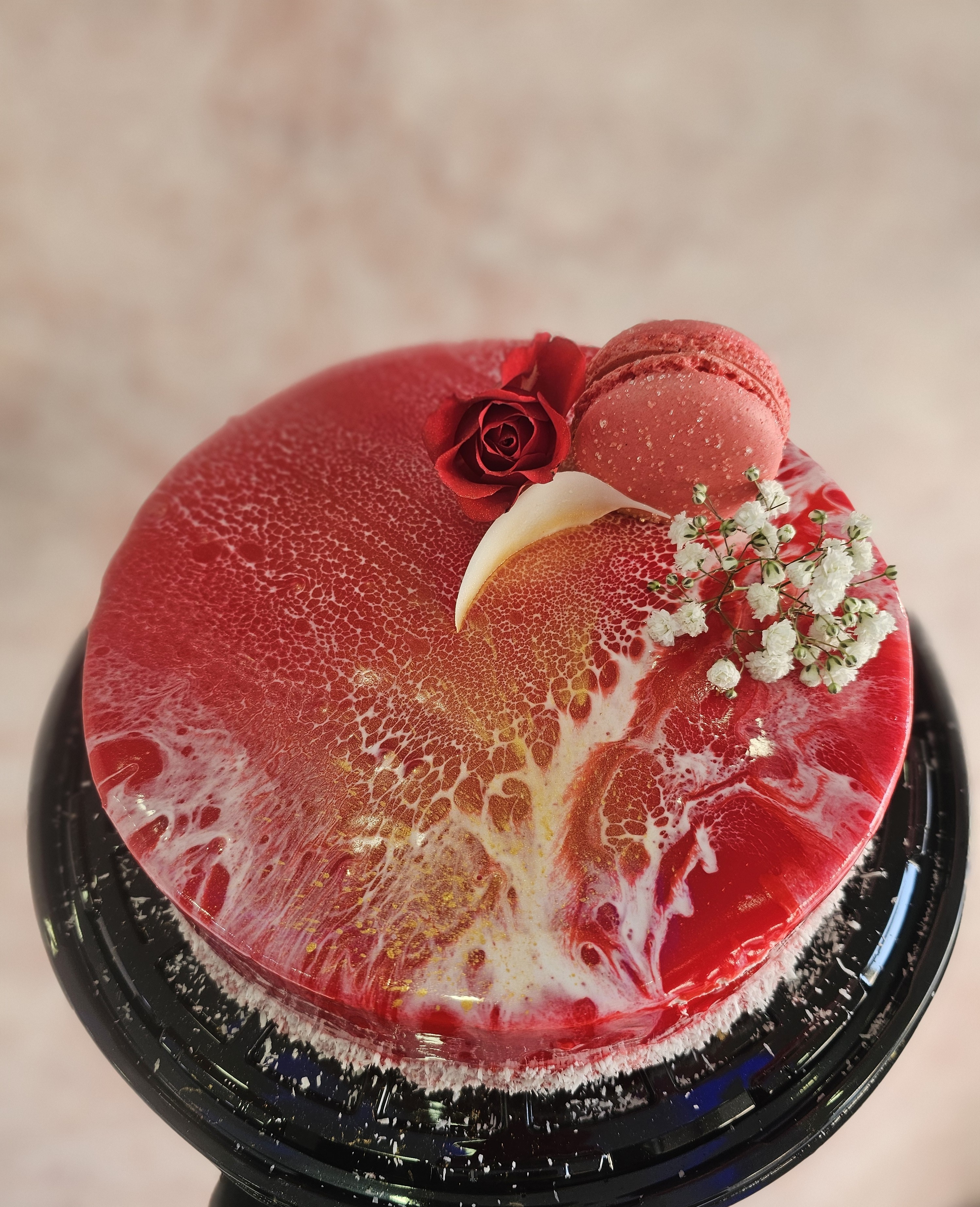 MUS TORTA CRVENA SA RUŽICOM