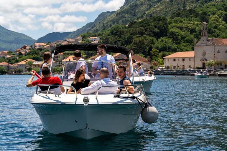 Boat up to 10 persons