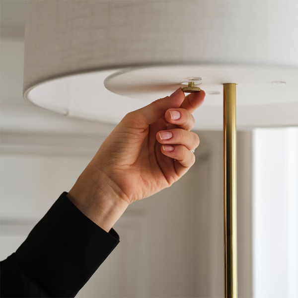 STOCKHOLM 2025 Podna lampa, bijela tekstil/mesingano, 159 cm