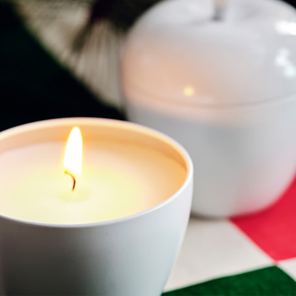 VINTERFINT Mirisna svijeća u konzervi, oblik jabuke/Vanila bijela, 24 h