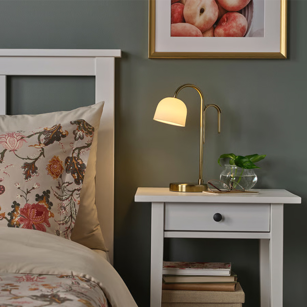 TVAMASTAD Prenosna LED lampa, na baterije mesing/opal bijela staklo