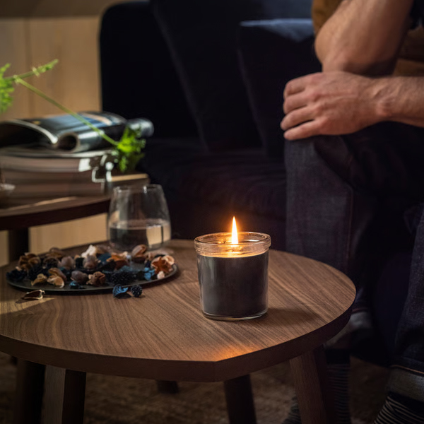 FRUKTSKOG 20h Mirisna svijeća u čaši, Vetiver i geranijum/crnotirkizna