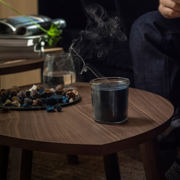 FRUKTSKOG 20h Mirisna svijeća u čaši, Vetiver i geranijum/crnotirkizna