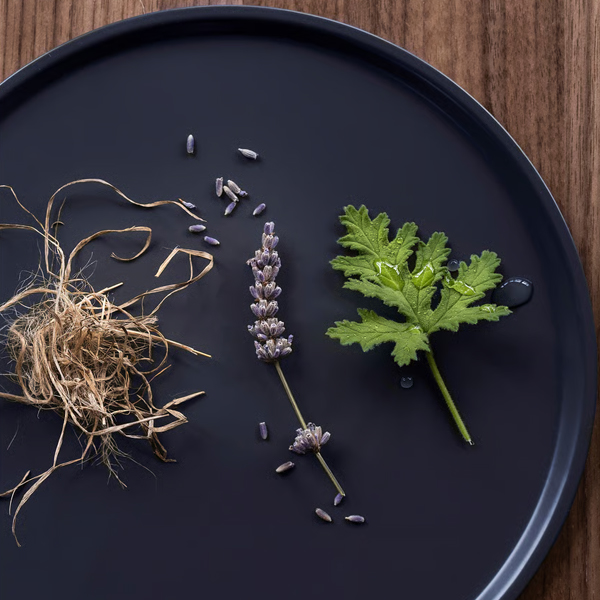 FRUKTSKOG 20h Mirisna svijeća u čaši, Vetiver i geranijum/crnotirkizna