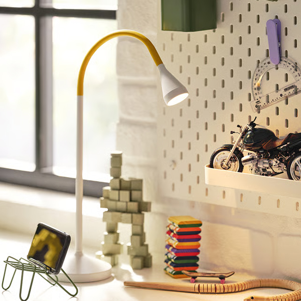 NAVLINGE LED stona lampa, žuta/bijela