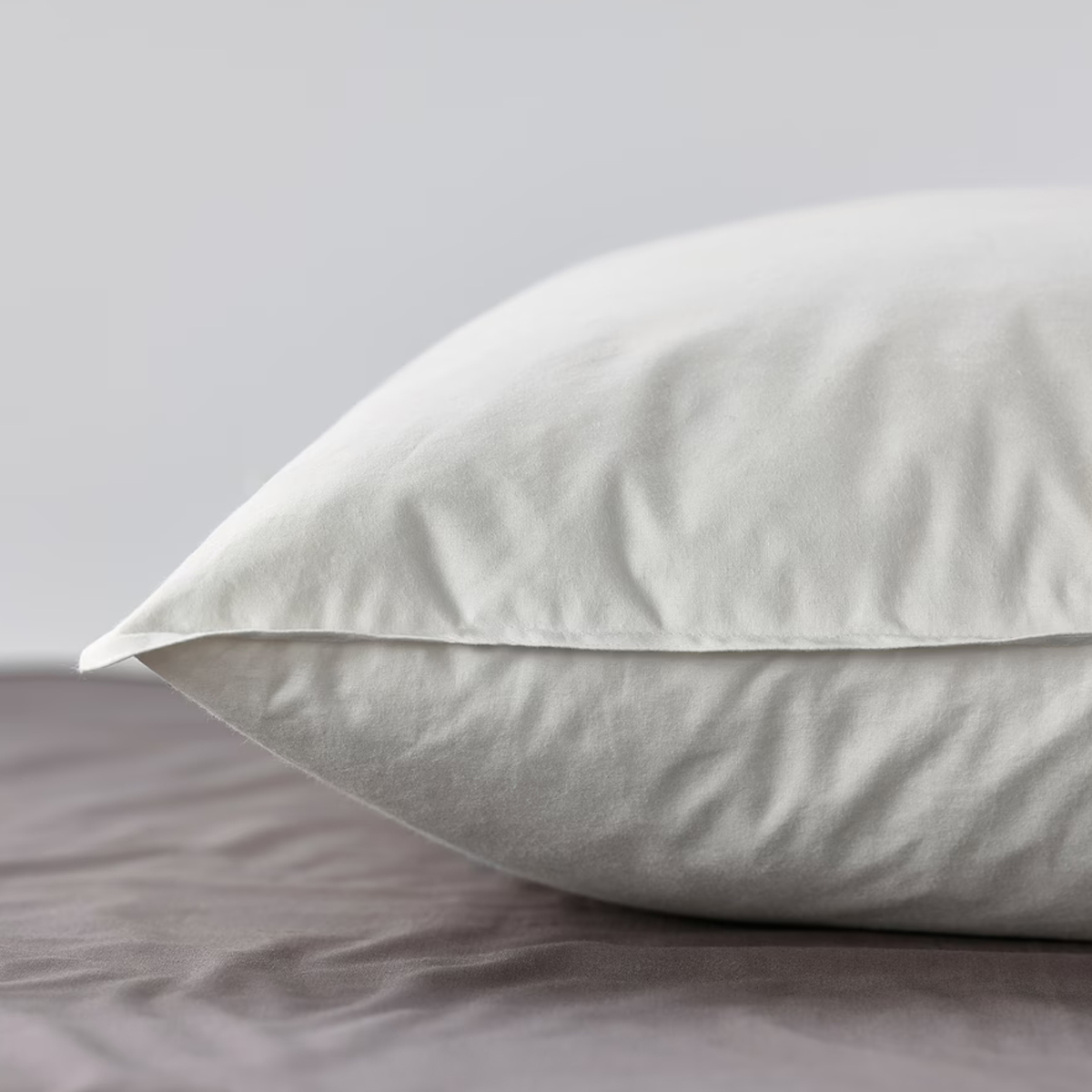 LUNDTRAV 50x60cm niski jastuk za spavanje na stomaku, bijela