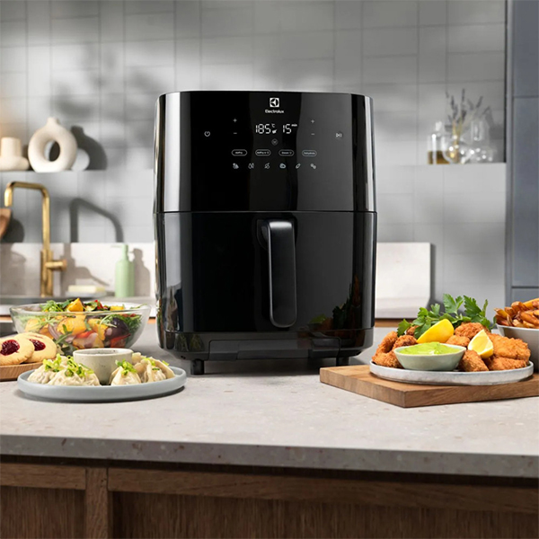 Friteza Electrolux EAF7SB Air Fryer 6.9L (vrući vazduh) Friteza Electrolux EAF7SB Air Fryer 6.9L (vrući vazduh)