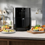 Friteza Electrolux EAF7SB Air Fryer 6.9L (vrući vazduh) Friteza Electrolux EAF7SB Air Fryer 6.9L (vrući vazduh)