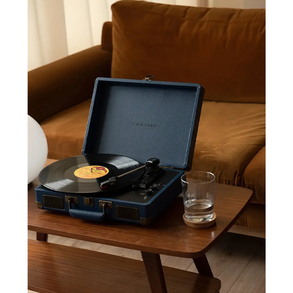 Gramofon Crosley Cruiser Plus CR8005F-NV4 Bluetooth (Navy) Gramofon Crosley Cruiser Plus CR8005F-NV4 Bluetooth (Navy)