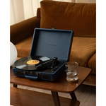 Gramofon Crosley Cruiser Plus CR8005F-NV4 Bluetooth (Navy) Gramofon Crosley Cruiser Plus CR8005F-NV4 Bluetooth (Navy)