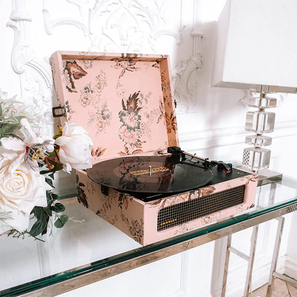 Gramofon Crosley Voyager CR8017B-FL4 Bluetooth (Floral) Gramofon Crosley Voyager CR8017B-FL4 Bluetooth (Floral)